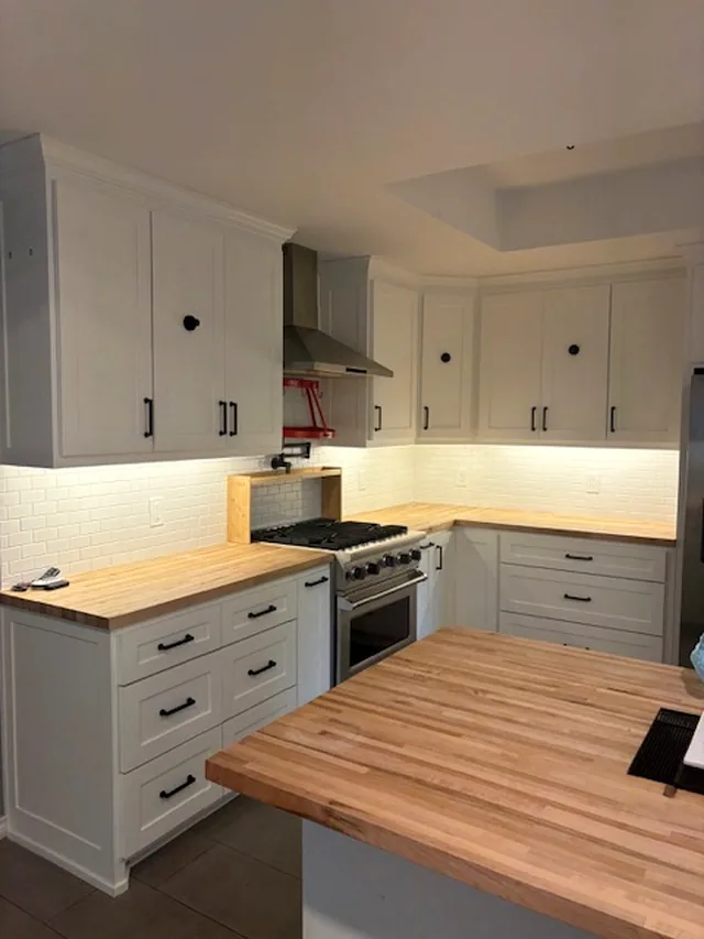 The same kitchen cleared, counters clean